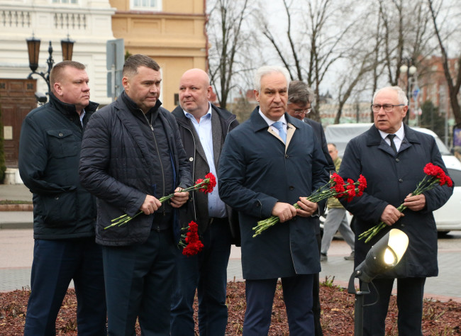 Председатель облдумы и депутаты почтили память Петра Столыпина в Саратове