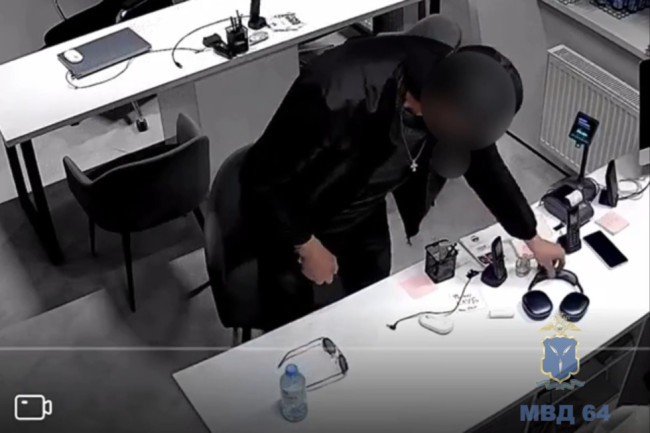 Житель Саратова похитил наушники у администраторов фитнес-центра