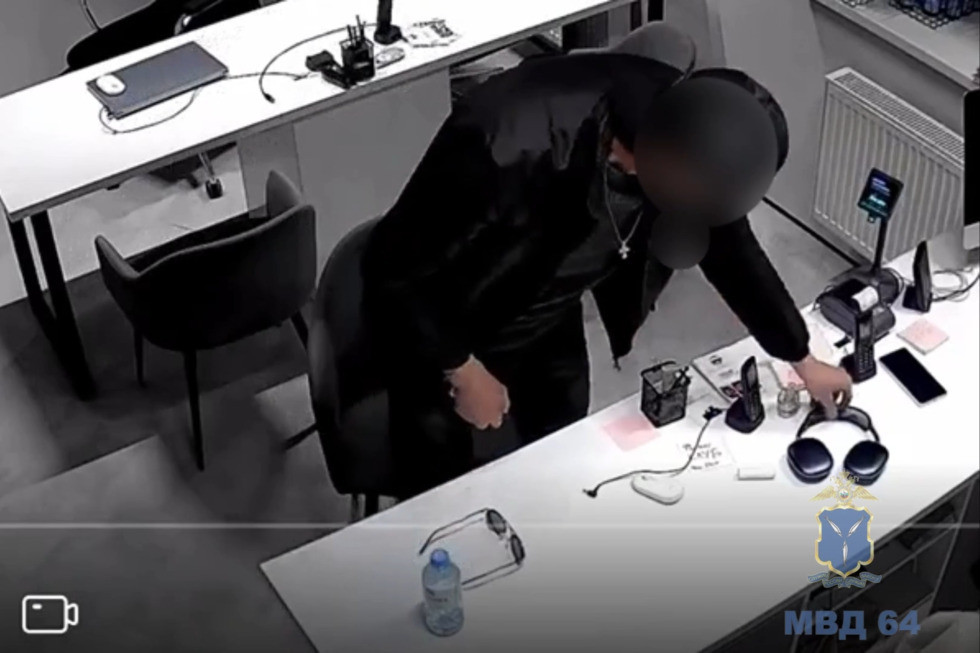 Житель Саратова похитил наушники у администраторов фитнес-центра