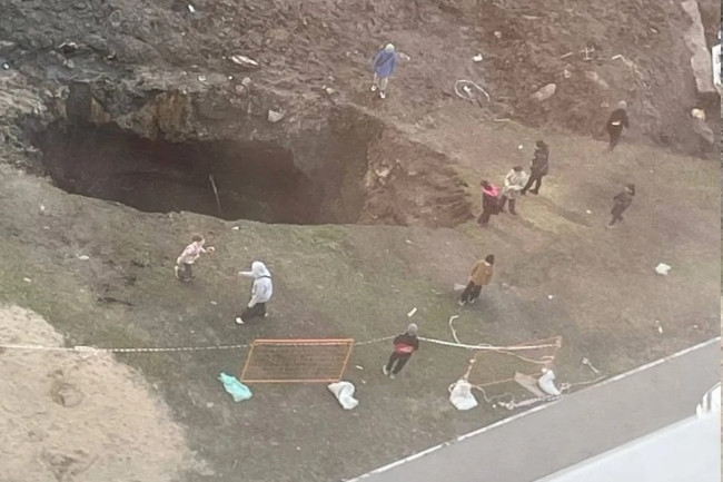 Яма возле жилого комплекса &laquo;Царицынский&raquo; в Саратове остается без должного ограждения