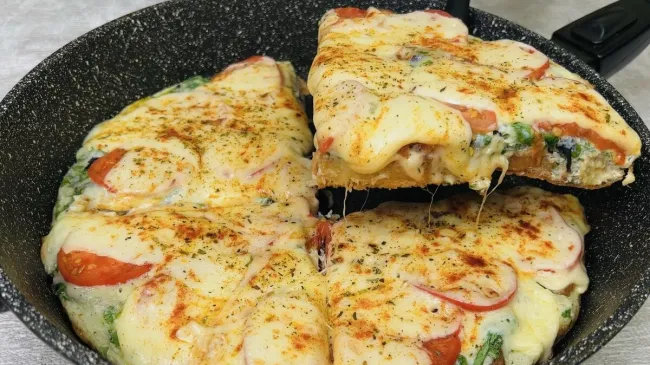 Вкусный завтрак за 7 минут: жареный багет с яйцом, помидорами и сыром сулугуни