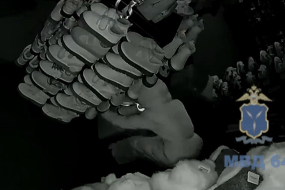 В Саратове экс-продавщицу магазина подозревают в краже денег и вещей