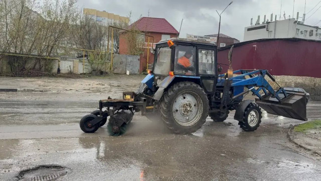 Коммунальные службы Саратова устраняют последствия дождя