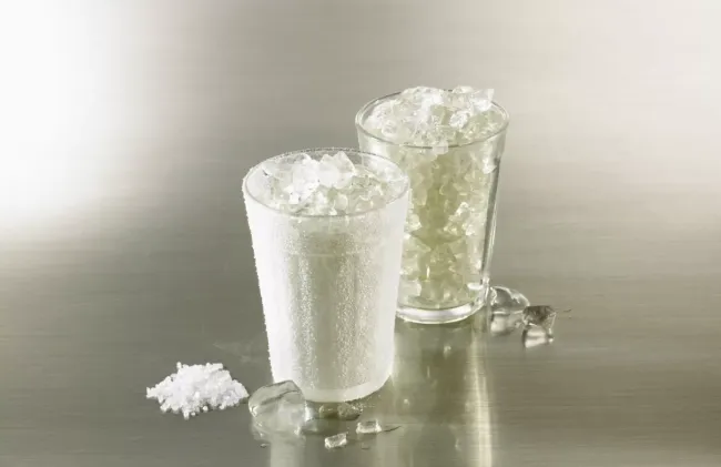 Соль на подоконнике: как избавиться от запотевания окон и улучшить воздух в доме