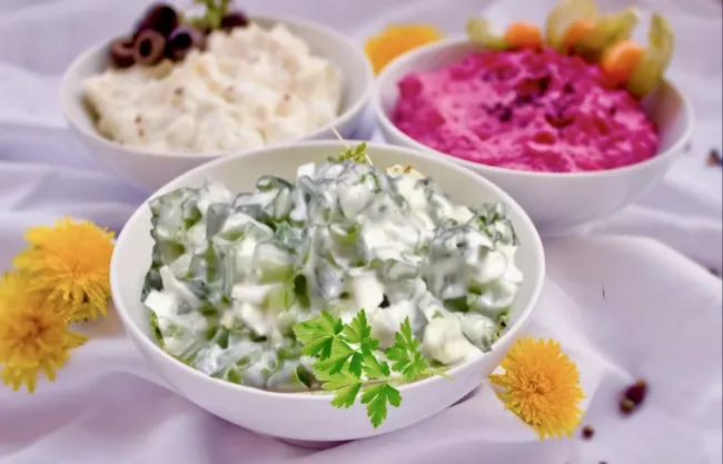 Салат с крашеными яйцами: простой рецепт из советского прошлого