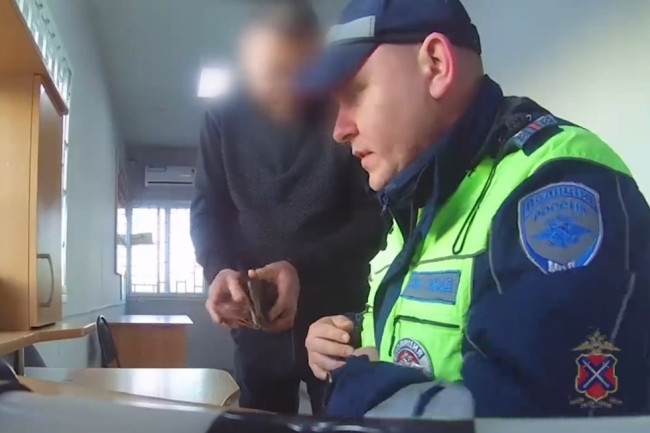 Саратовского пенсионера задержали за попытку дачи взятки инспектору ГИБДД