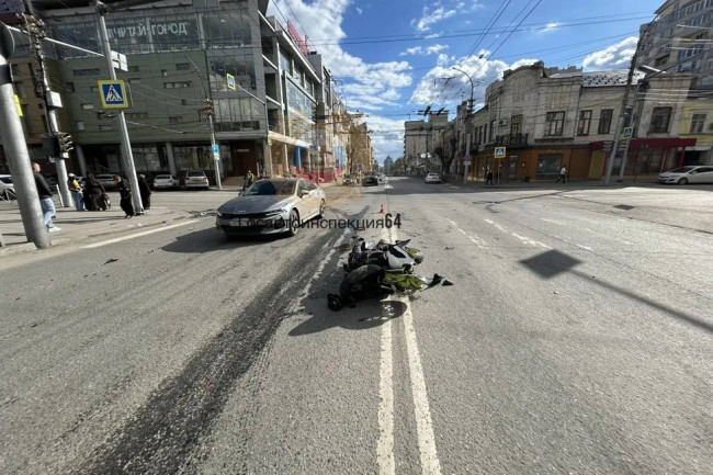 Столкновение мотоцикла и автомобиля в Саратове: байкер госпитализирован