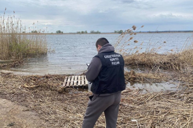 В Энгельсском районе на берегу реки Широкая обнаружили тело женщины