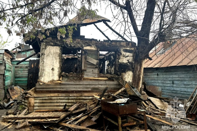 Пожар в деревянном доме в Саратове унес жизнь мужчины