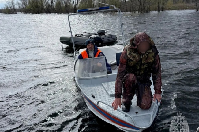 В Саратовской области на Волге спасли рыбака