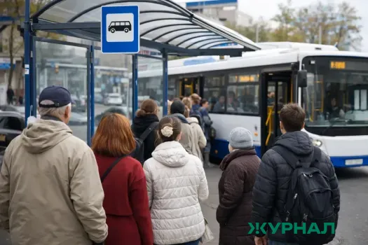 В Октябрьском районе неизвестные повредили остановочный павильон