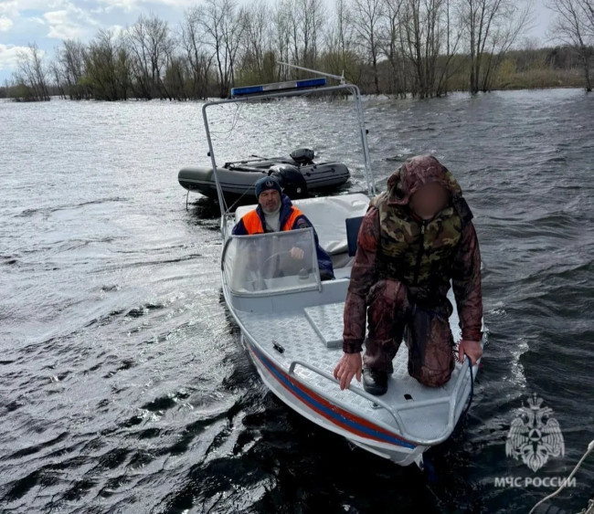 Спасатели эвакуировали рыбака, упавшего в Волгу под Вольском