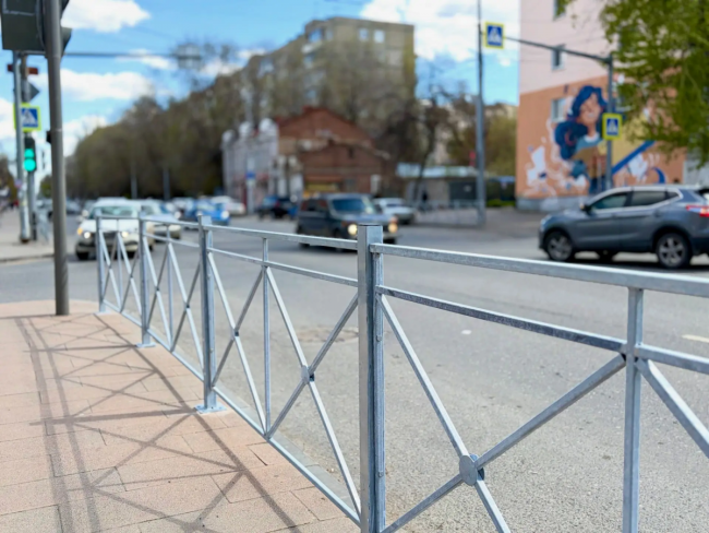 В Саратове установили новые ограждения для пешеходов на ключевых перекрестках