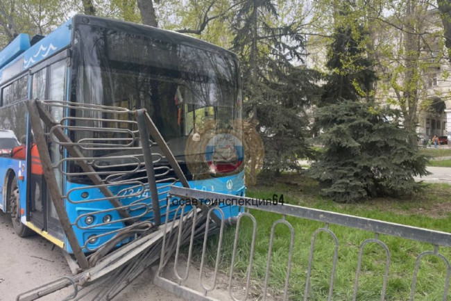 В Саратове водитель троллейбуса скончался в результате ДТП