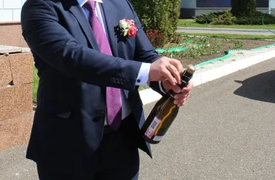 Неизвестный пытался украсть шампанское в магазине в Саратове