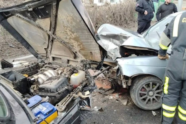 В Заводском районе Саратова столкнулись грузовик и две легковушки: пострадали два человека