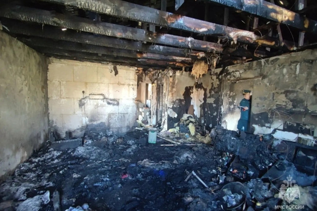 Пожар в частном доме в Саратове: пострадали мужчина и три девочки