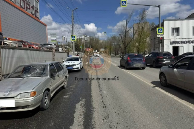 ДТП в Саратове: ВАЗ сбил женщину и девочку на улице Большой Садовой
