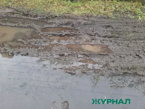 Двор пятиэтажки в Саратове затопило из-за течи воды