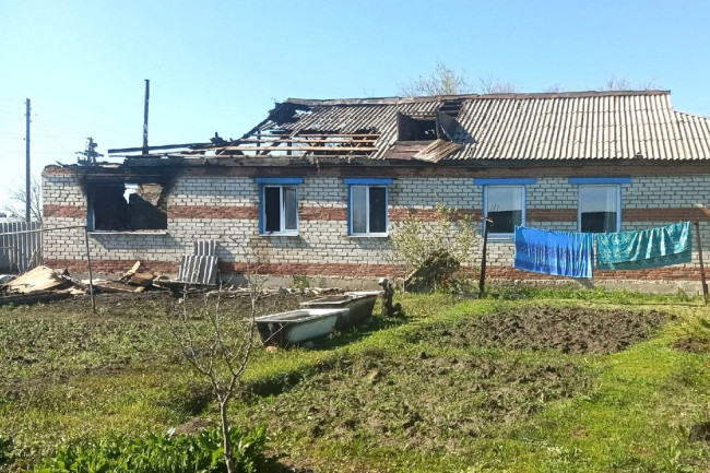 В Озинках в результате пожара сгорел двухквартирный дом, пострадал мужчина