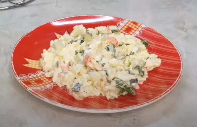 Бюджетный крабовый салат с минтаем: вкусно и полезно из доступных продуктов