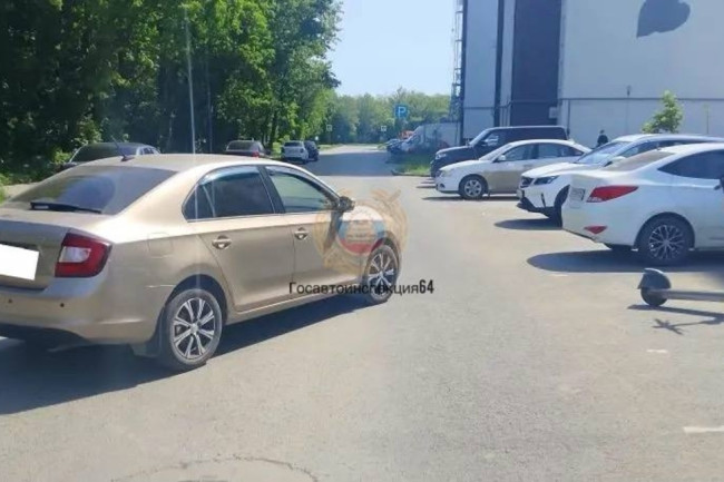 В Саратове девушка на электросамокате попала в аварию с автомобилем Skoda