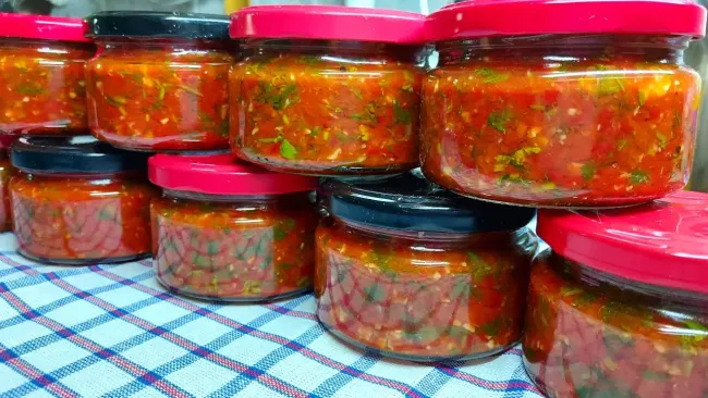Аджика из красного перца: яркая закуска на зиму с насыщенным вкусом и пикантностью