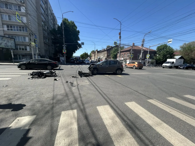 Столкновение Renault и мотоцикла в Саратове: пострадал байкер