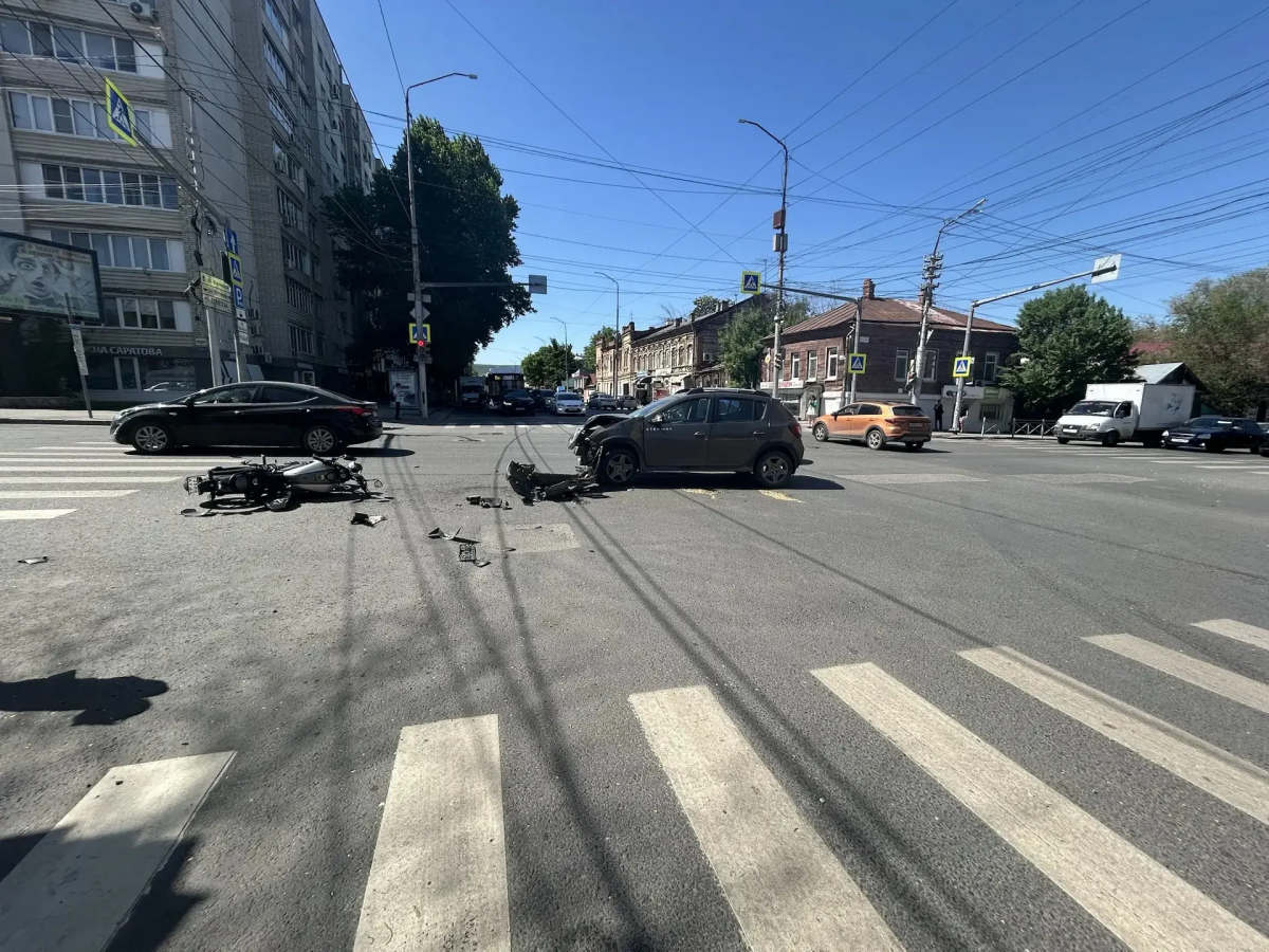 Столкновение Renault и мотоцикла в Саратове: пострадал байкер